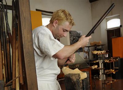 Alberto Geada hace una demostración en su taller del Barrio dos Muíños, en Mondoñedo.