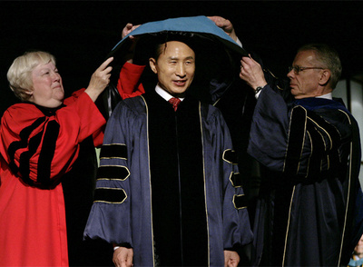 Lee Myung-bak, al ser investido  honoris causa  en Washington.