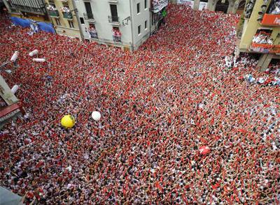 Miles de personas se congregaron en la plaza del Ayuntamiento durante el  chupinazo  que dio paso a los  sanfermines  2009.