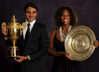 Federer y Serena Williams, con los trofeos de campeones.