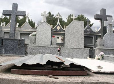 Vista del Cementerio Municipal de O Barco de Valdeorras, con un panteón tapado con chapas y un somier