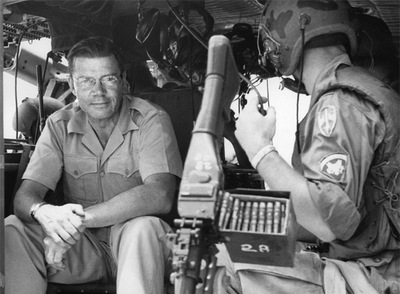 Robert McNamara, en un helicóptero  Huey,  durante su visita a los  marines  en Chu Lia, al sur de Vietnam, en julio de 1965.