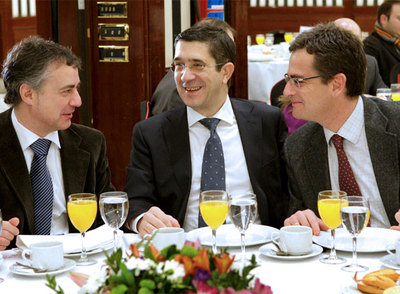 Patxi López, flanqueado por Urkullu (PNV) y Basagoiti (PP), en una conferencia el pasado enero en Bilbao.