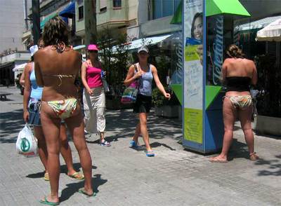Dos mujeres vestidas con biquini en una calle de Ciutat Vella, en una imagen de archivo.