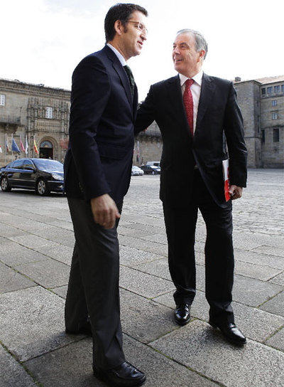 El socialista Manuel Vázquez y el presidente Alberto Núñez Feijóo, ayer, al llegar a la reunión.