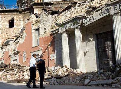 Barack Obama y Silvio Berlusconi observan los daños sufridos en el palacio del Gobierno de L'Aquila, destruido parcialmente por el terremoto del pasado abril.