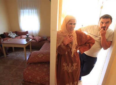 Zohra Gaabouri y su marido Boughaleb, en su casa de la Cañada Real.