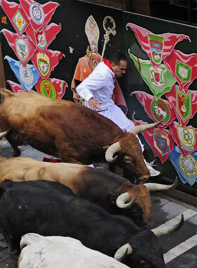 Este mozo protagonizó una increíble carrera en la curva de Estafeta.