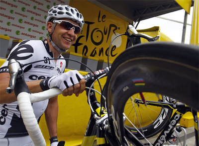 Carlos Sastre, a la salida de la sexta etapa del Tour.