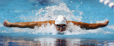 Michael Phelps, camino de batir el récord del mundo de 100 metros mariposa.