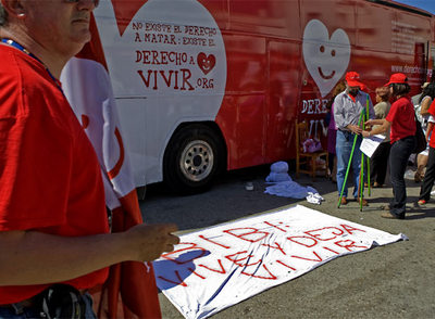 Manifestantes antiabortistas en Alcalá de los Gazules (Cádiz), pueblo de la ministra Bibiana Aído.