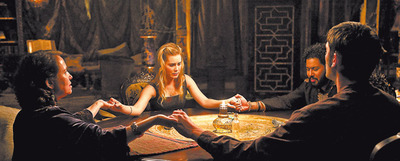 Alison Lohman participando en una sesión de espiritismo en  Arrástrame al infierno. 