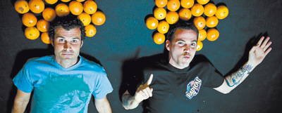  Steve O posa en Madrid antes de ser apedreado a naranjas, una acción para promocionar el refresco Radical. 