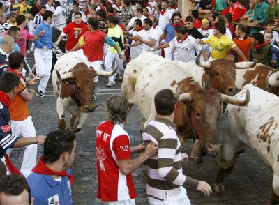 Daniel Jimeno Romero, en primer término, con la camiseta de rayas marrones, en el encierro antes de ser corneado mortalmente.rnefe