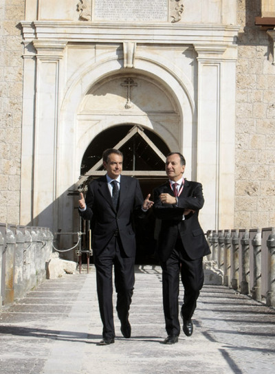 José Luis Rodriguez Zapatero y el ministro de Exteriores de Italia, Franco Frattini, en L'Aquila.