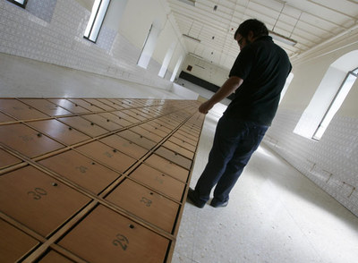 Un espectador contempla la obra   Falling Objects: One   del artista suizo Pe Lang.