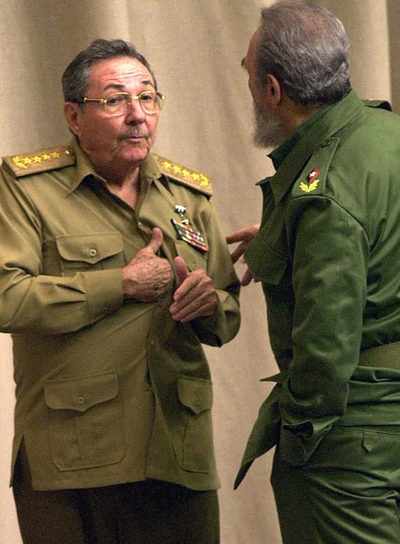 Raúl Castro (izquierda), con su hermano Fidel Castro, en 2001.