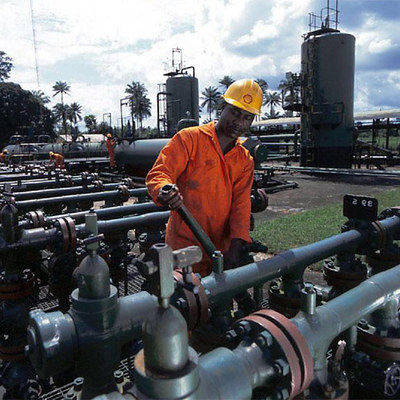 Un operario de la Royal DutchShell ajusta válvulas en las tuberías de un gasoducto nigeriano.