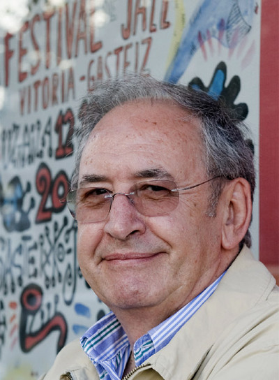 Iñaki Añua, en la oficina del Festival, ante un cartel anunciador.