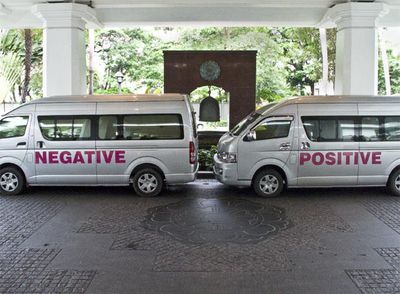 La instalación  Yes, Negative  de Gerald Van Der Kaap.