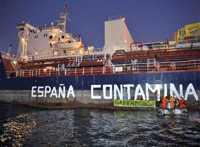 Greenpeace protesta contra la contaminación en el Estrecho