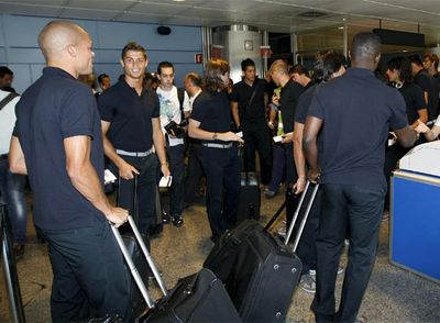 Pepe y Cristiano Ronaldo, entre otros jugadores del Madrid ayer en el aeropuerto de Barajas.