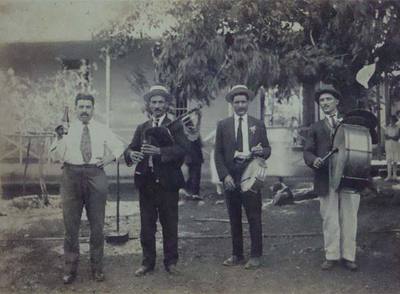 El gaiteiro José Posada, natural de A Razela (Verín), tocando en la Calle de la Trocha en Santiago de Cuba en los años 20.