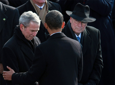 Obama recibe la felicitación de Bush durante su toma de posesión, en presencia de Dick Cheney.