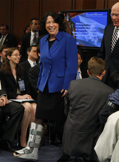 Sotomayor, con el tobillo derecho fracturado, entra en el Senado.