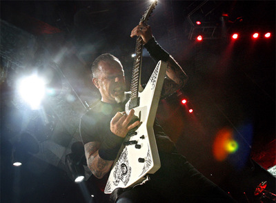 Cuero y acero sacuden a miles de personas en la capital