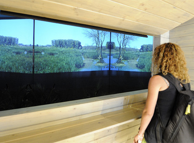 Una de las visitantes en la zona interior de Ataria tras abrir ayer sus puertas al público por primera vez.