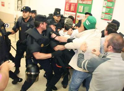 Los ganaderos paran la distribución en Lugo pese al despliegue policial