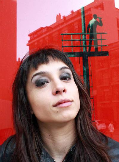 Déborah Vukušic, ante la sede del Centro Dramático Nacional en Madrid.