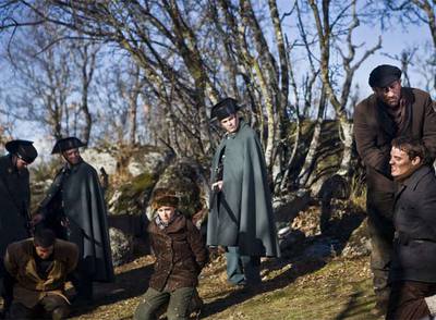 Escena de  Amar en tiempos revueltos.  