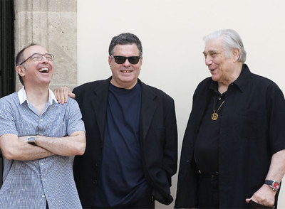 Gitai, entre  sus  dos emperadores: Tito (Barceló), izquierda, y Vespasiano (Jerome Koenig).