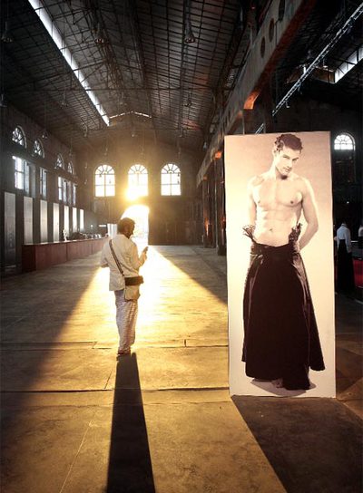 Exposición sobre hombres en falda en la Nau de Sagunto.