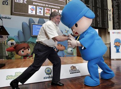 José María Castillejo, presidente de Zinkia, la productora de  Pocoyó,  juega con el personaje en la Bolsa.