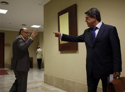 Cristóbal Montoro (izquierda) y Federico Trillo, tras la reunión de la Diputación Permanente.
