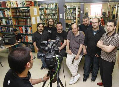 De izquierda a derecha, Koldo Serra, Borja Crespo, Enrique Urbizu, Patxi Urkijo, Kepa Sojo, Borja Cobeaga y Nacho Vigalondo, ayer en la Facultad de Bellas Artes de Leioa.