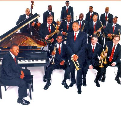 Wiynton Marsalis, (de pie en primera fila) y la Lincoln Centrer Jazz Orchestra