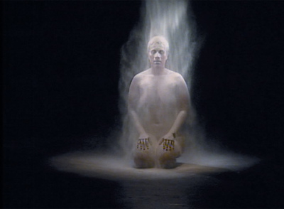 Imagen del vídeo  Snow White , de la surafricana Berni Searle.