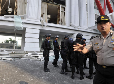 Agentes de los comandos antiterroristas indonesios, en el hotel Ritz-Carlton de Yakarta tras el atentado.