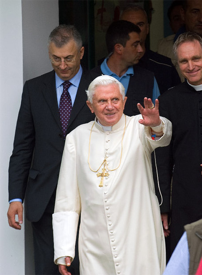 Benedicto XVI sale del hospital Parini de Aosta tras la intervención.