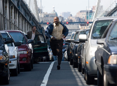Denzel Washington corre, pistola en mano, en una de las escenas de  Asalto al tren Pelham 123. 