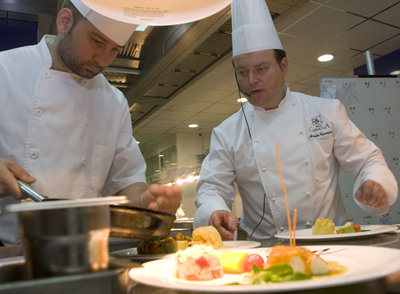 El cocinero Antonio Carmona (a la derecha), en los fogones de Terraza Carmona, en Vera (Almería). rnrnCopa de carrillada de novillo.
