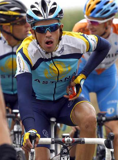 Contador se alimenta durante la etapa de ayer.