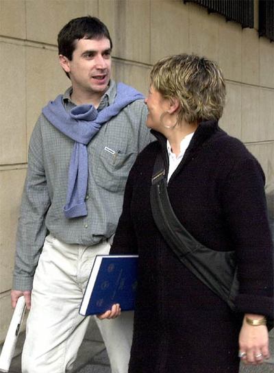 Txema Matanzas conversa con su abogada tras declarar ante Garzón en marzo de 2003.