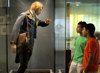 Dos jóvenes observan una reproducción de Charles Darwin en la exposición  La evolución de Darwin  del Museo Nacional de Ciencias Naturales.