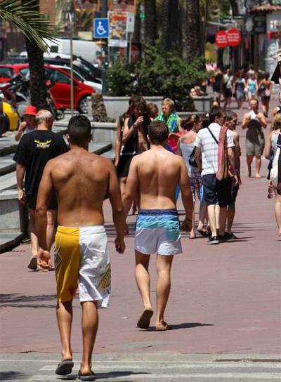 Pasear en bañador por la calle es algo habitual en Lloret de Mar.