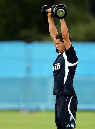 Cristiano Ronaldo se ejercita con unas pesas.